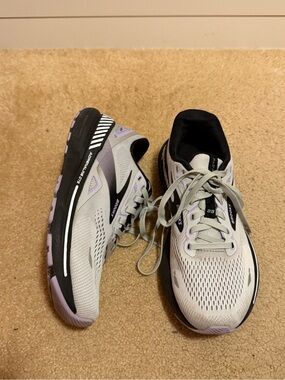 Brooks Adrenaline GTS 23 Women’s Running Shoes Size 8.5
